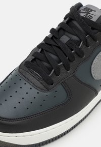 Nike Sportswear AIR FORCE 1 07 LV8 - Tenisky - black/smoke grey