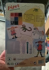Pippi Langkous knutselset met drie patroonkaarten, een basisplaat, kralen in verschillende kleuren, een pincet, een spuitfles en een schraper.