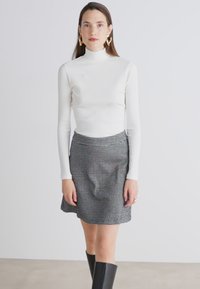 HUGO NALIRIA - A-Linien-Rock - grau