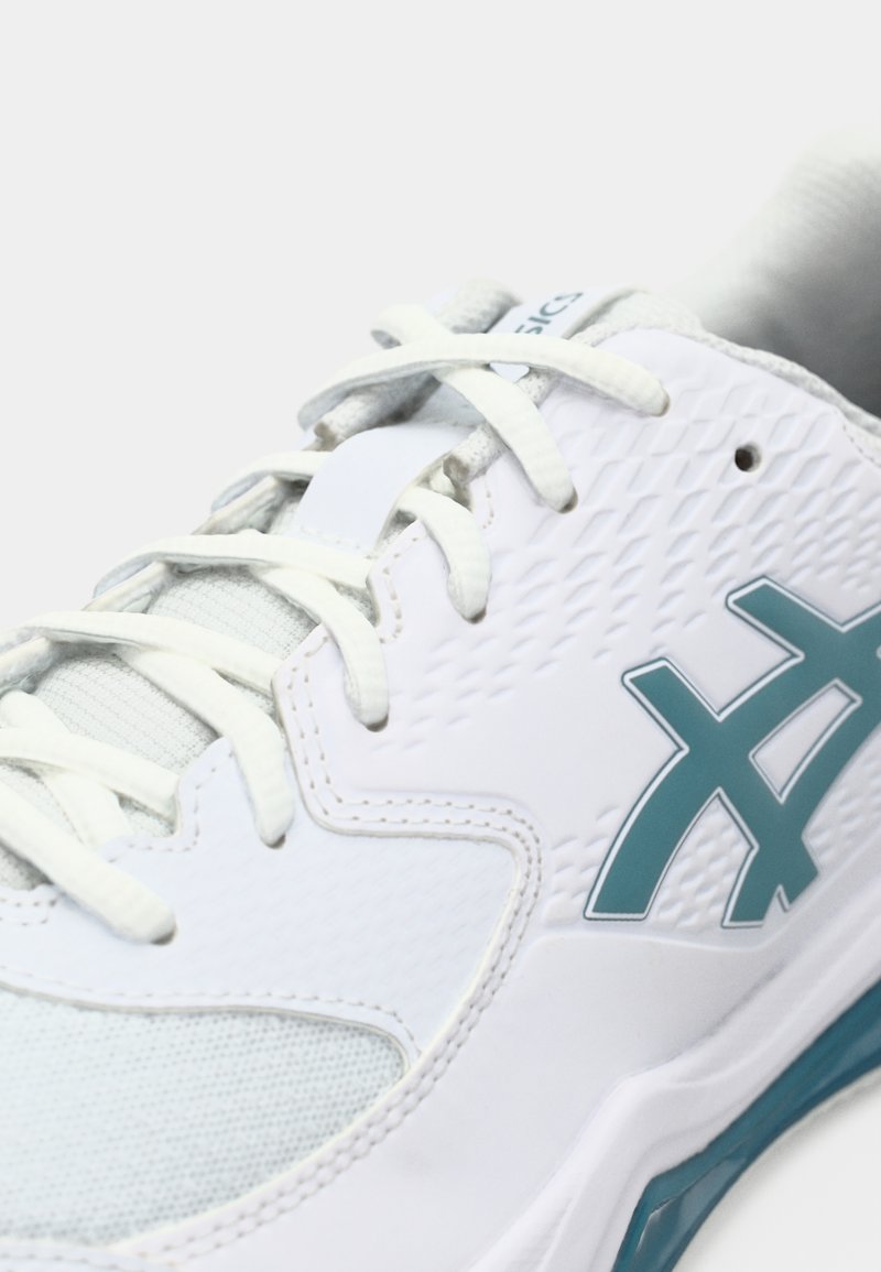 Weißer Sportschuh mit blauen Akzenten, strukturiertem Synthetik-Obermaterial, Mesh-Bereichen und weißen Schnürsenkeln. Beinhaltet tonale Nähdetails.