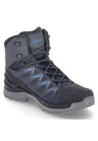 Schwarz-blauer Wanderschuh mit einem Obermaterial aus Mesh und Wildleder, runder Zehenpartie und robustem Sohlenprofil mit Profilmustern. Leichtes Design.