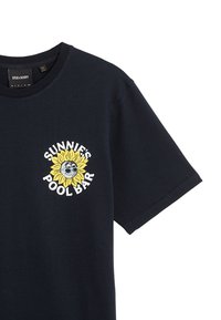Marineblå bomulds-T-shirt med et gult solsikke- og solbrillegrafik samt teksten "SUNNIE'S POOL BAR" i hvid. Rund hals, korte ærmer.