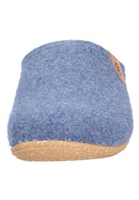 Pantofole blu in feltro con punta arrotondata, suola in gomma beige e etichetta in pelle. Texture morbida, design casual adatto per uso interno.