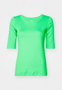 T-shirt ajusté vert en tissu doux, avec un col rond et des manches courtes au toucher lisse. Aucun motif ni accent visible.