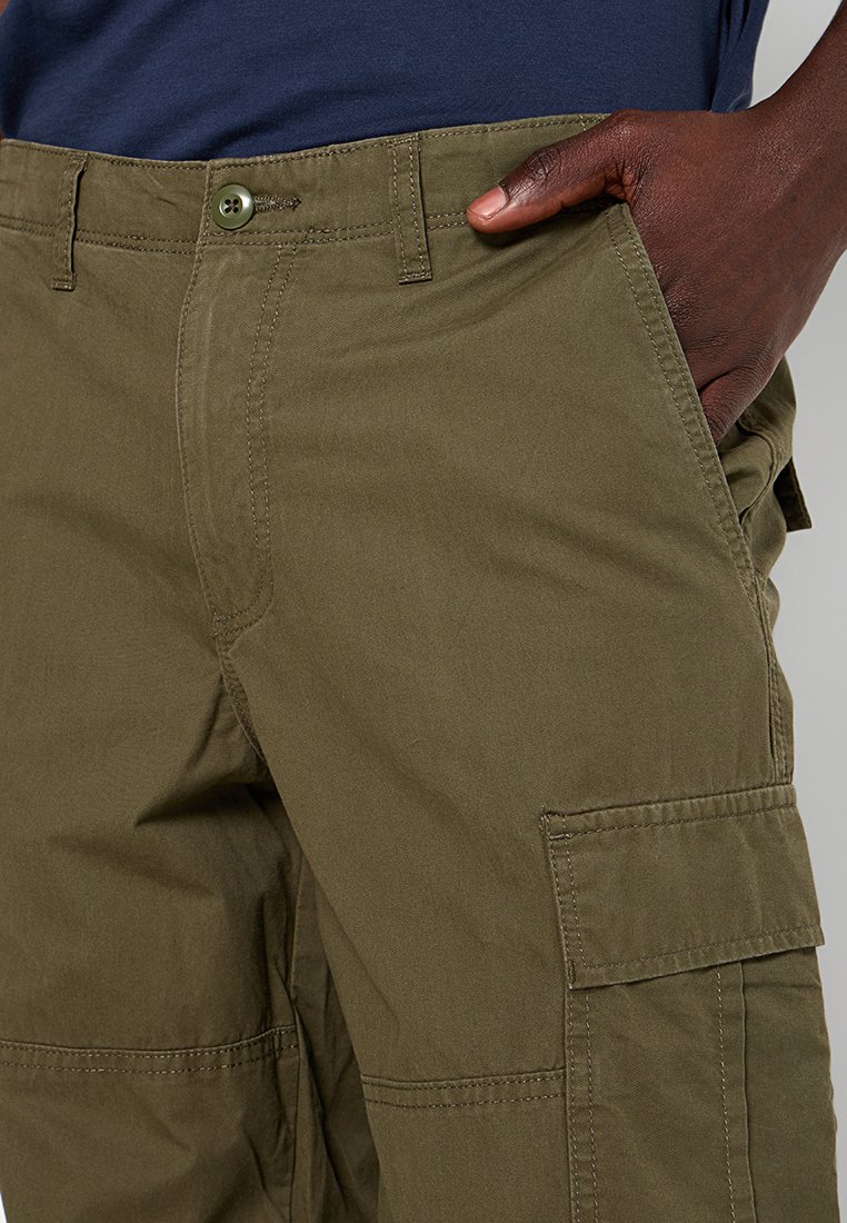 Olivgrüne Cargo-Hosen aus strukturiertem Stoff, mit Knopfverschluss, Seitentaschen und lockerer Passform.