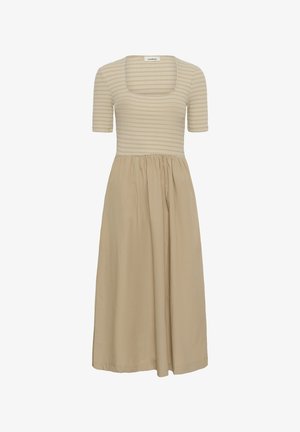 Vestido midi beige con parte superior acanalada y texturizada, mangas cortas, escote cuadrado y falda fluida. Cuenta con una cinturilla fruncida.