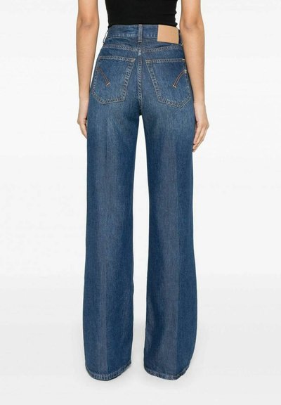 Jeans a vita alta e gamba larga in denim blu scuro. Presenta due tasche posteriori con dettagli cuciti e un’etichetta beige vicino alla vita.