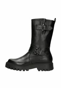Černá kožená kotníková bota s přezkami ve stylu postroje, zaoblenou špičkou a texturovanou, robustní gumovou podrážkou. Hladký povrch a elegantní design.