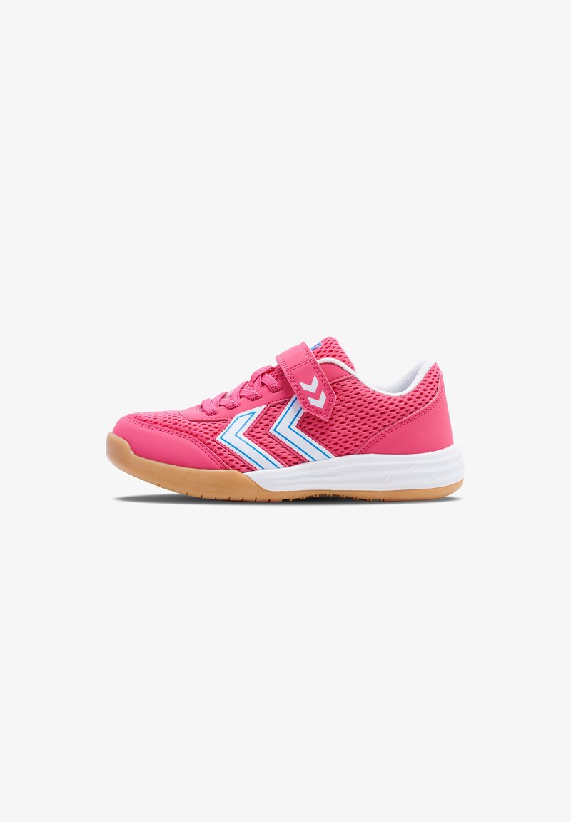 Chaussure de sport rose avec une tige en tissu maillé, accents blancs et bleus, et semelle en caoutchouc. Dispose d'une sangle Velcro et de lacets pour un maintien sécurisé.
