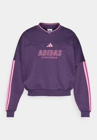 Sudadera corta morada con rayas rosas en las mangas, escote redondo y "ADIDAS SPORTSWEAR" impreso en la parte frontal. Tejido suave.