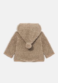 Peutermaat beige fluffy jack met een capuchon, afgewerkt met een pompon, gemaakt van een zachte wolachtige stof en met ribgebreide manchetten en zoom.