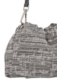 Harmaa- ja valkokangasinen laukku, jossa on teksturoitu pinta, ryppyinen yläosa ja hopeanvärinen lukko. Kompakti, pyöreä muoto.