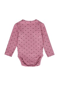 Różowy bodziak z długim rękawem dla niemowląt z małymi czarnymi rozsianymi wzorami koniczyny, okrągłym dekoltem i zapięciami na napy na dole.