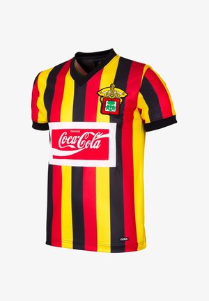 Voetbalshirt met verticale rode, gele en zwarte strepen. V-hals ontwerp met een groot Coca-Cola logo en een clublabel op de borst.