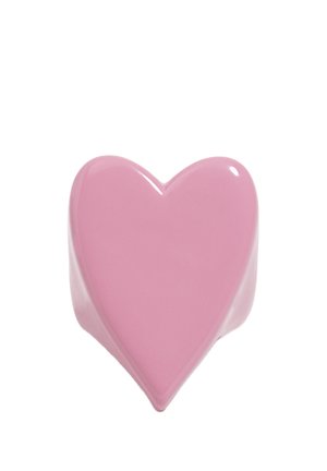 Błyszczący różowy obiekt w kształcie serca o gładkiej powierzchni, przedstawiony na jednolitym białym tle.