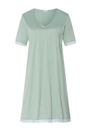 Lysegrøn kortærmet kjole med V-formet udskæring og bølget kant på ærmer og søm. Fremstillet af blødt, åndbart stof.