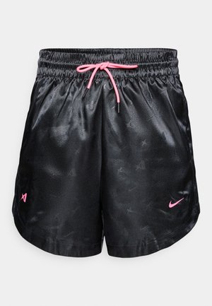 Shorts de sport noirs avec une finition satinée brillante, taille élastique, cordon de serrage rose et motif subtil. Présente des logos roses sur le côté.