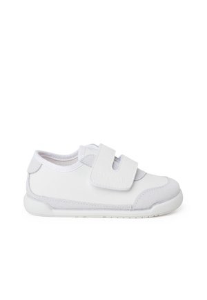 Witte sneaker met een klittenbandsluiting, glad leer en suède materialen, ronde neus en een gestructureerde rubberen zool voor grip.