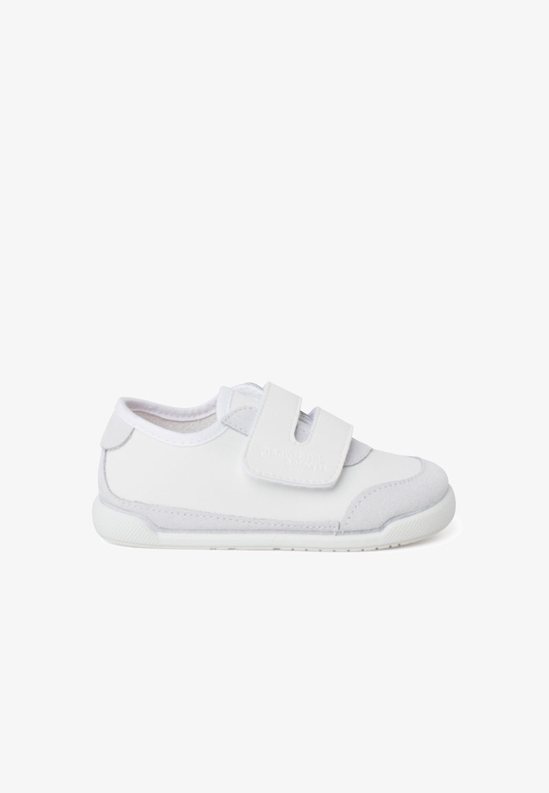 Bílé tenisky s suchým zipem, hladká kůže a surová kůže, zaoblená špička a texturovaná gumová podrážka pro lepší přilnavost.