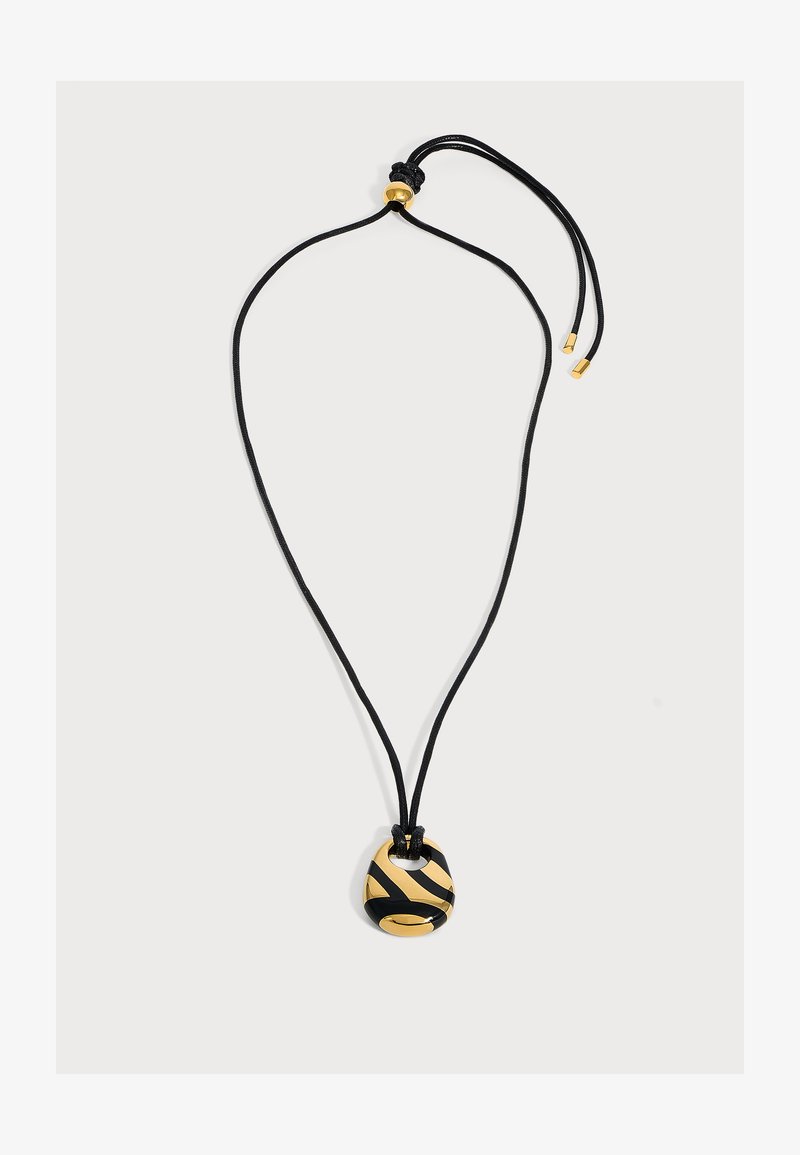Collier pendentif avec un cordon noir réglable et un pendentif rectangulaire aux bords arrondis décoré de rayures abstraites noires et dorées.