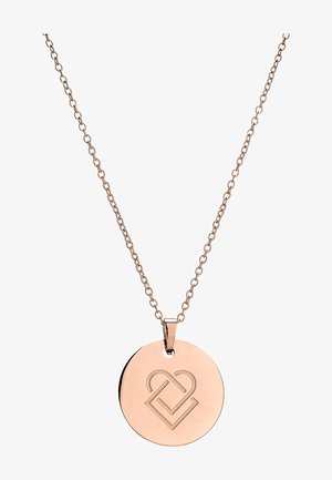Roze gouden ketting met een ronde hanger met een gegraveerd verweven hartontwerp, hangend aan een delicaate ketting.