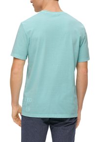 Licht turquoise katoenen t-shirt met korte mouwen, voorzien van een ronde hals en een klein gedrukt logo op de onderrug.