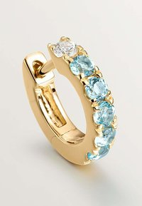 Pendiente de aro dorado con cinco piedras facetadas de color azul claro y una piedra clara en la parte superior. Acabado suave y pulido.