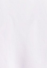 Tessuto bianco con un sottile motivo a chevron a spina di pesce e tessitura morbida, illuminato in modo uniforme senza danni o macchie visibili.