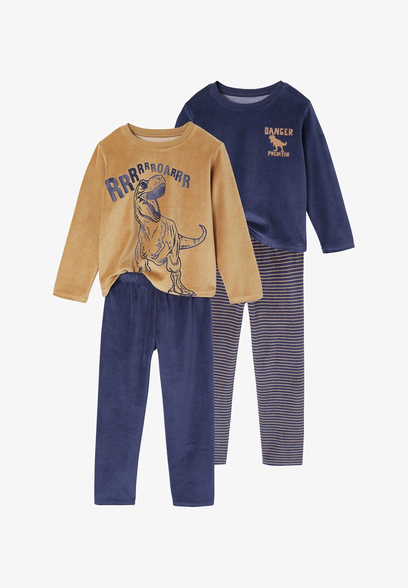 Zwei Sets Kinderpyjamas: eines in Beige mit einem Dinosaurier-Design und ein anderes in Marineblau mit dem Text "GEFAHR", kombiniert mit gestreiften Hosen. Weicher Stoff.