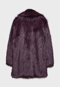 Długi fioletowy płaszcz z sztucznego futra z włochatą fakturą, okrągłym kołnierzem i prostym krojem, prezentujący różnorodne odcienie fioletu.