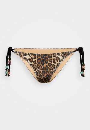 Bikini bottom con stampa leopardata, foderato beige, con lacci neri regolabili sui lati che presentano perline decorative in turchese, marrone e rosa.
