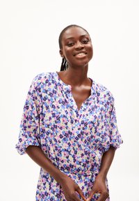 ARMEDANGELS MADITHAA MULTI FLORAL - Jurk - light lime