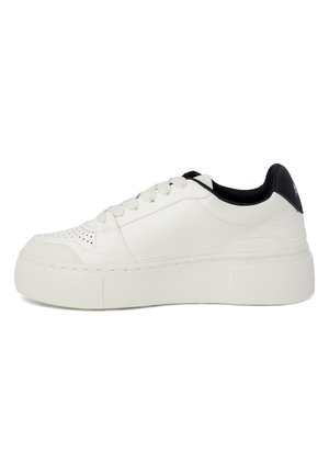 Sneaker bianca in pelle con punta texturizzata, lacci rotondi e accentuazione nera sul tallone. Presenta una suola piattaforma spessa per un'altezza extra.