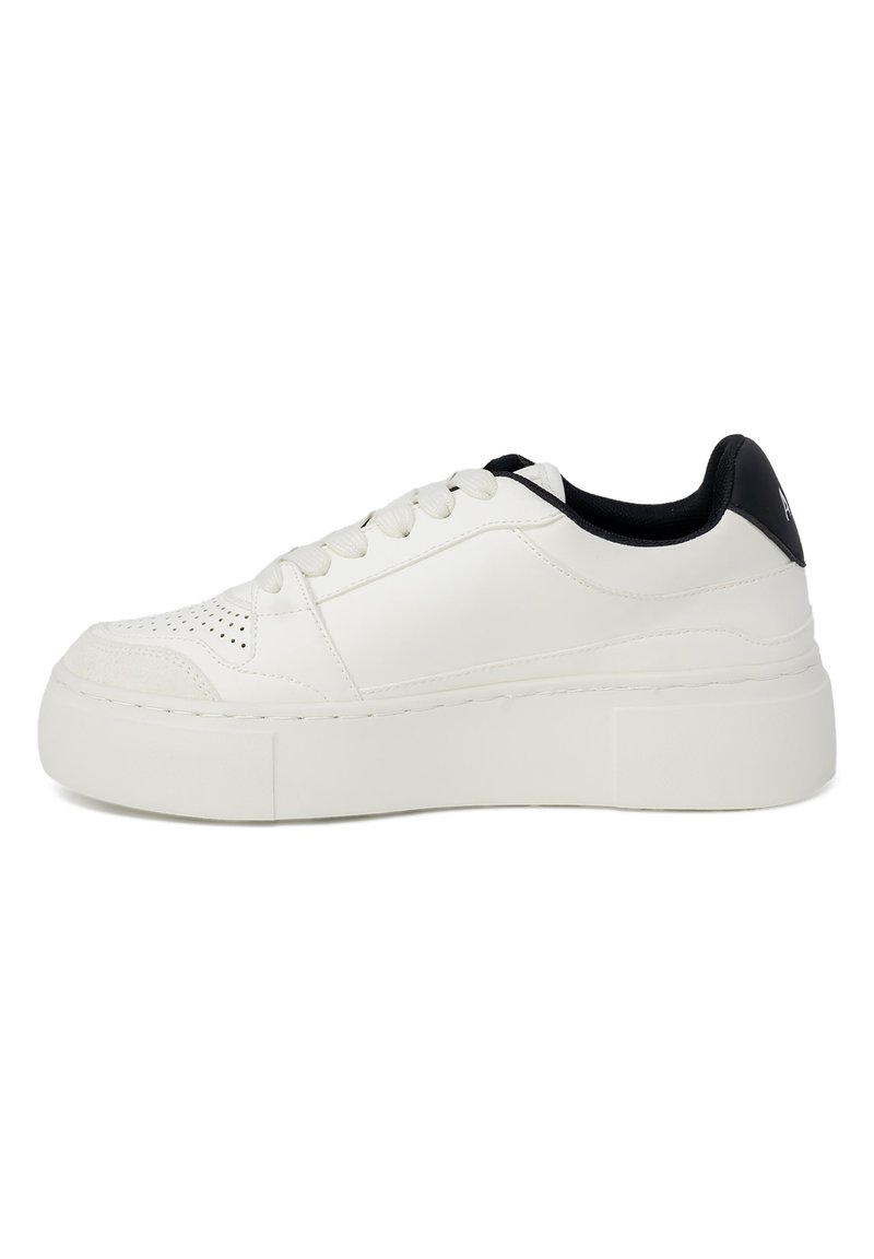 Sneaker bianca in pelle con punta texturizzata, lacci rotondi e accentuazione nera sul tallone. Presenta una suola piattaforma spessa per un'altezza extra.