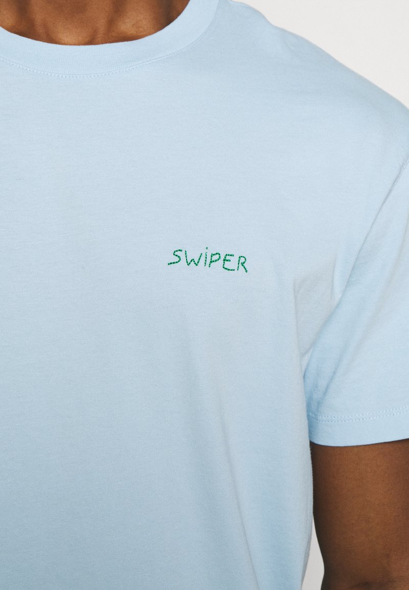 Herren Bekleidung | Maison Labiche TEE POPINCOURT SWIPER UNISEX T-Shirt basic pastel blue/hellblau - RE25765 Herren Bekleidung | Maison Labiche TEE POPINCOURT SWIPER UNISEX T-Shirt basic pastel blue/hellblau - RE25765