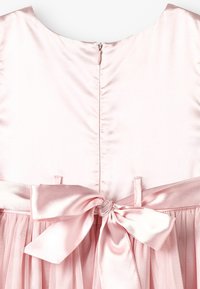 Růžové šaty se saténovým živůtkem a tylovou sukní. Mají mašli v pase a zadní zapínání na zip, hladkou texturu a jemný lesk.