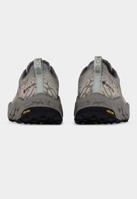 Γκρι παπούτσια πεζοπορίας με υφασμάτινο επάνω μέρος με πλέγμα, μπλε ταμπελάκι στη φτέρνα, ενισχυμένη μύτη και εξωτερική σόλα Vibram για καλύτερη πρόσφυση.