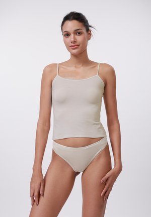 Top de camasile bej cu curele subțiri, asortat cu chiloți de tip bikini.Țesătură moale și netedă, design ajustat, detalii minime.