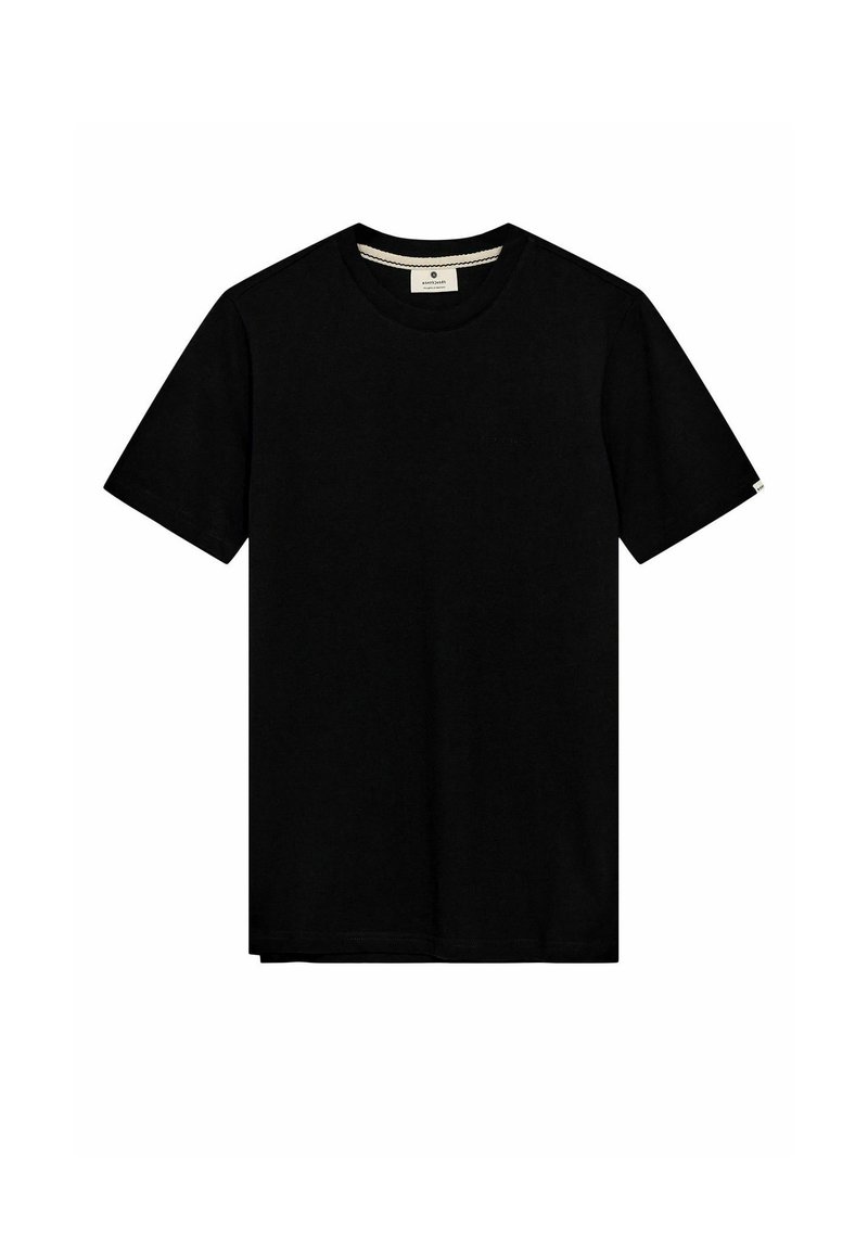 Camiseta de algodón negra con mangas cortas, escote redondo y una sutil etiqueta de logo en la manga; textura suave y corte clásico.