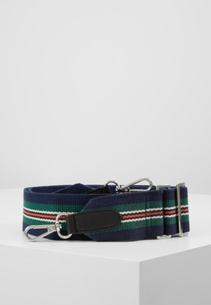Regulowany pasek z tkaniny w kolorze granatowym z zielonymi, białymi i pomarańczowymi paskami, skórzanymi akcentami oraz srebrnymi metalowymi zapięciami, pokazany zwinięty na białej powierzchni.