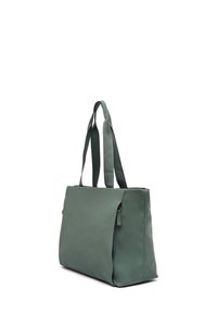 Borsa tote in ecopelle verde con lati piatti, forma rettangolare lunga, doppi manici e una tasca laterale con cerniera per ulteriore spazio di archiviazione.