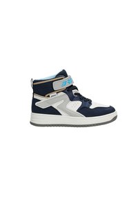 Des baskets montantes en matériau en suede bleu marine et blanc, avec une sangle à velcro et une semelle en caoutchouc grise. Agrémentées de détails bleu clair.