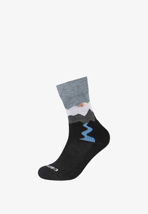 Calzino nero con un design di montagne, un fiume e un sole, con una fascia a costo grigio. Realizzato in materiale acrilico.