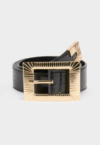 Cintura in pelle nera con una fibbia rettangolare dorata caratterizzata da un design rigato. La fibbia ha una finitura lucida e una texture brillante.