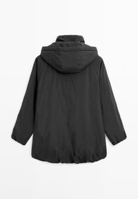 Giacca nera con cappuccio e silhouette ampia, con maniche lunghe e tessuto morbido. Design semplice, senza parti metalliche o motivi visibili.