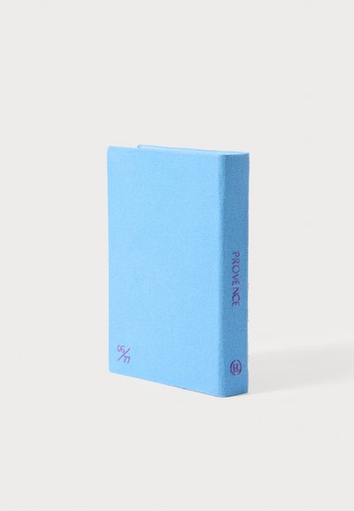 Μπλε βιβλίο με ύφασμα εξώφυλλο, με υφή. Διαθέτει μωβ κείμενο που γράφει "ΠΡΟΒΑΝΣ" και ένα μικρό γραφικό στην κάτω δεξιά γωνία.