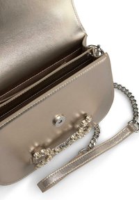 Geantă de umăr metalizată bej cu un finisaj neted, închidere cu bijuterii, curea din lanț și compartimente interioare pentru organizare.