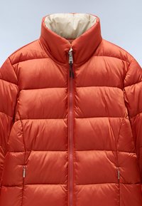 Rode pufferjack met een hoge kraag, voorzien van horizontale quiltstiksels, een voormezipper en zijzakken met metalen ritsen. Gladde textuur.