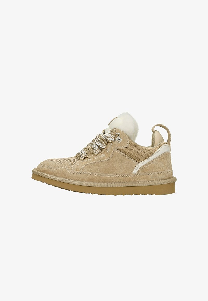 Baskets basses en daim beige clair avec de gros lacets tressés, doublure en fourrure blanche au niveau de la cheville et semelle en caoutchouc marron clair, vues de côté extérieur.