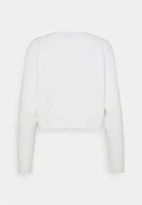 Weißer, verkürzter Pullover mit gerippter Textur, langen Ärmeln und rundem Ausschnitt. Einfaches Design, weicher Stoff und subtile Nähtdetails an den Rändern.